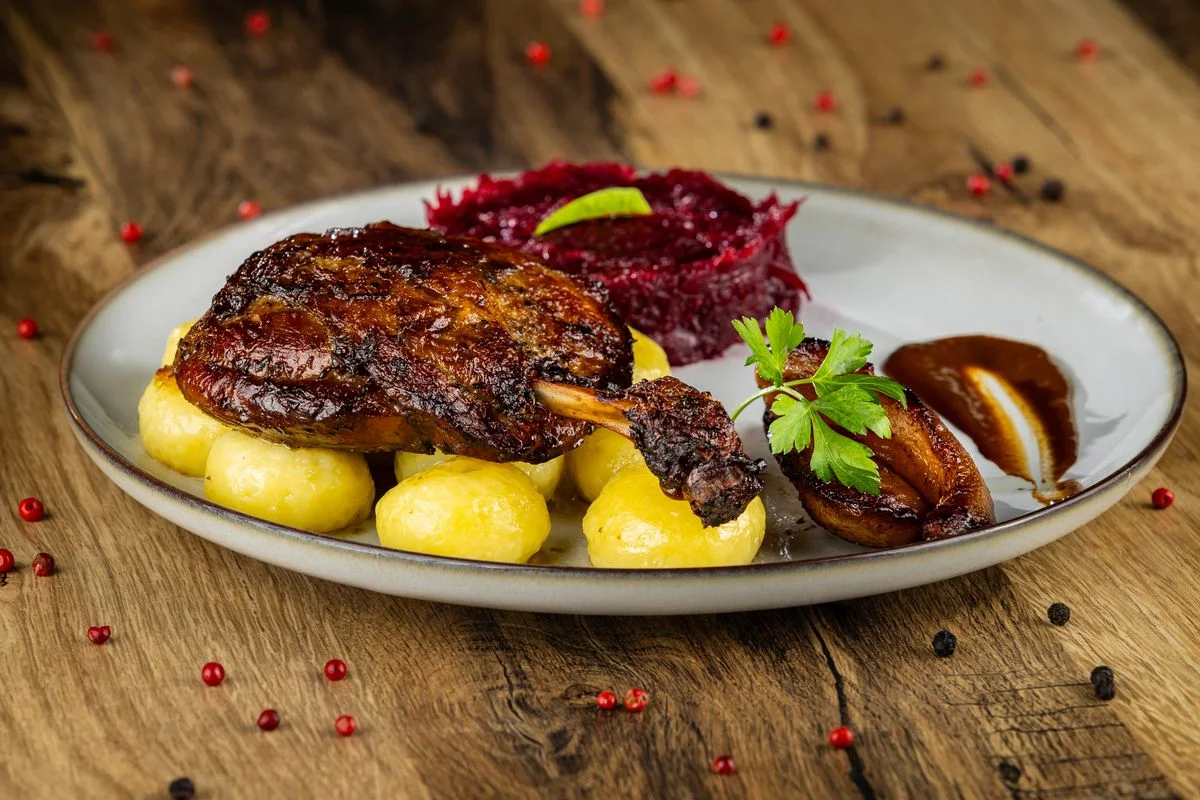 Talerz z daniem z restauracji Beczka